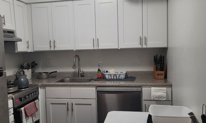 Wynnefield Apartamento | 5 mins to St. Joe's and 10 mins to Linkednor hospital, 5 mins from food areas..