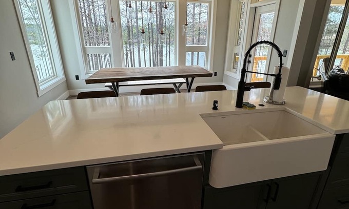 Granite Falls Casa | Coveside Drive - Beautiful Lakefront Home!
