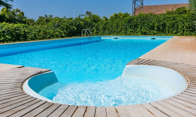 Pescia Romana Apartamento | Cosy apartment for 6 people with WIFI, pool, A/C, TV, patio, pets allowed and parking