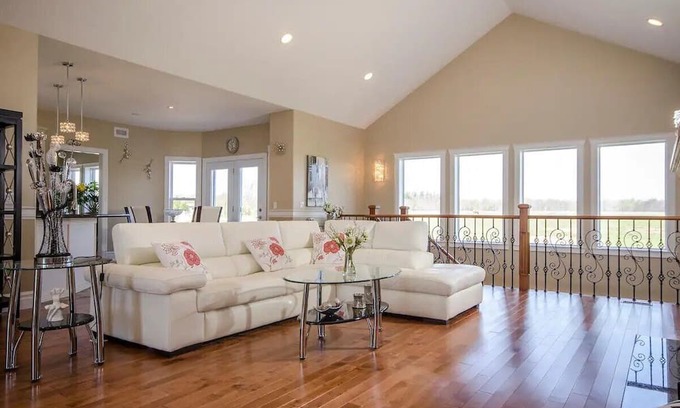 Carrying Place Casa | Luxury Lakeview Villa: Gateway to Winery Paradise