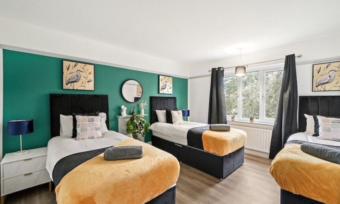 Forest Fields Casa | Stylish 4 Bed House in Nottingham - sleeps 15