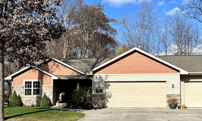 Butte Des Morts Casa | 2024 EAA House for rent!