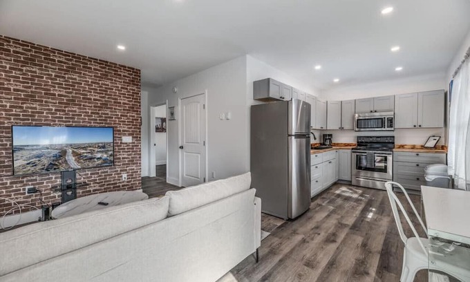 Bangor Apartamento | New Riverfront 2BD 1BA | Washer & Dryer Included