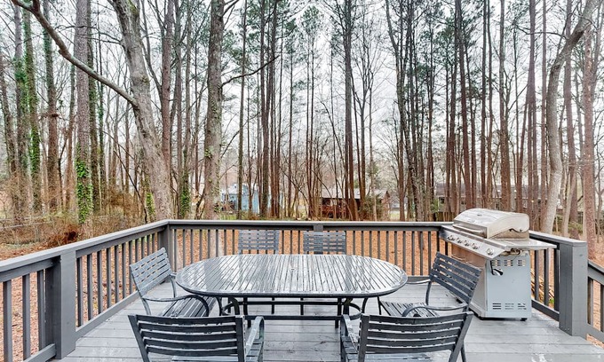 Kennesaw Casa | Dog-friendly home with full kitchen, furnished deck, washer/dryer, & AC