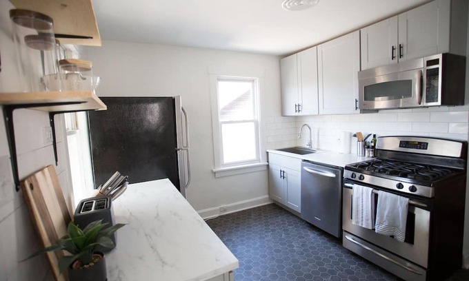 Avondale Apartamento | Bright 3BR APT close to O'hare and 15 minutes to City center + O'Hare