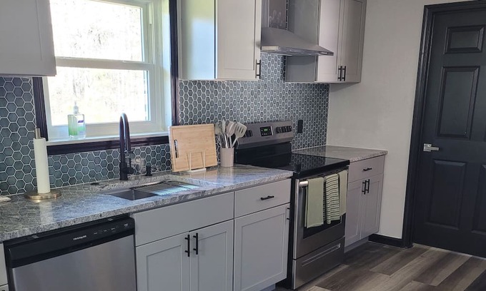 Loganville Casa | Lovely 3-bedroom house seating on 3 acrage with AC and WiFi in Loganville