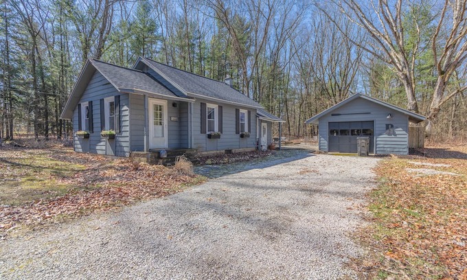 New Richmond Casa | The Cozy Cottage - pet friendly home with hot tub