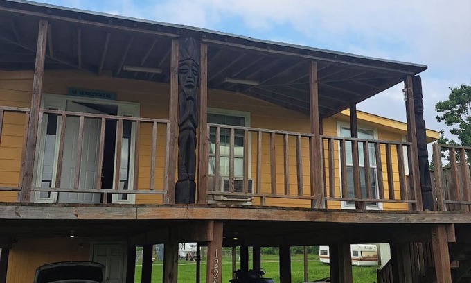 Galveston Casa | BUNGALOW is right off the main highway TEXAS STATE HWY 87. Easy to get there!