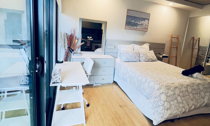 Dickson Apartamento | Capital City Studio on Northbourne Ave, offering both comfort and functionality.
