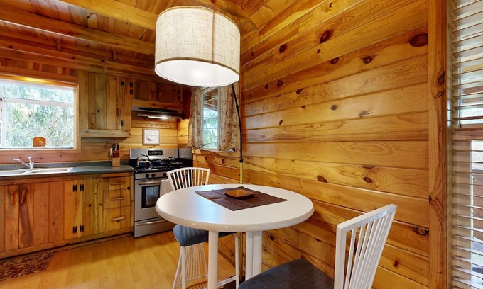 Marmot Cabina | Secluded cabin with pond views, streaming, W/D, & partial AC - dog-friendly