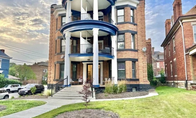 Bloomfield Apartamento | Luxe Bloomfield Penthouse | Central | Free Parking