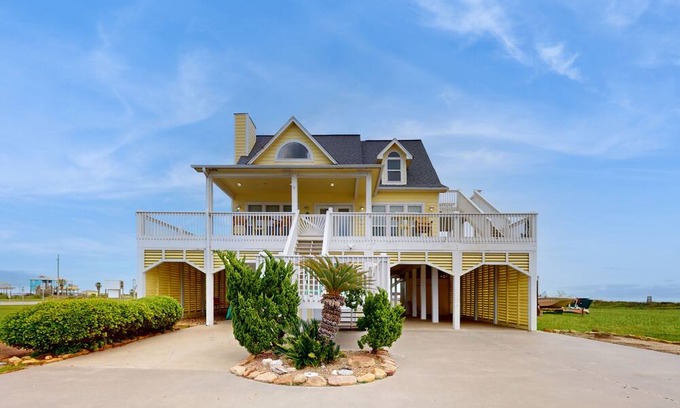 Gilchrist Casa | Iconic Gulf-front house with balcony, large deck & amazing views - dog-friendly