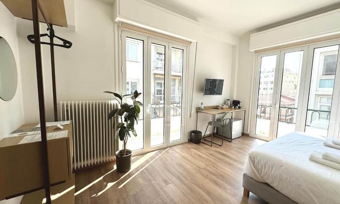 Kaisariani Apartamento | Deluxe Queen or 2 Single Beds - R3 with balcony