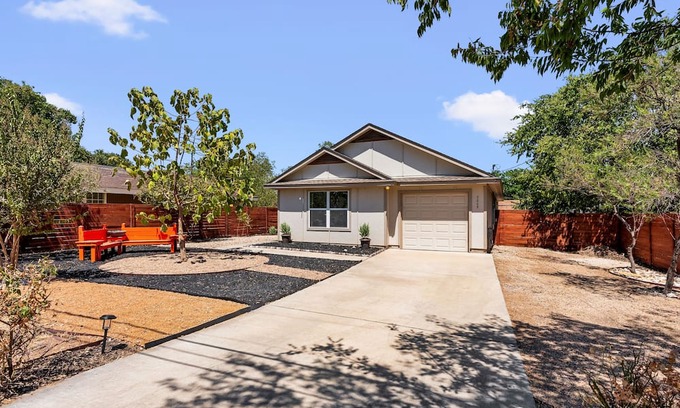 Georgetown Casa | Dog-friendly home in downtown Georgetown with firepit, deck, grill, cornhole, AC