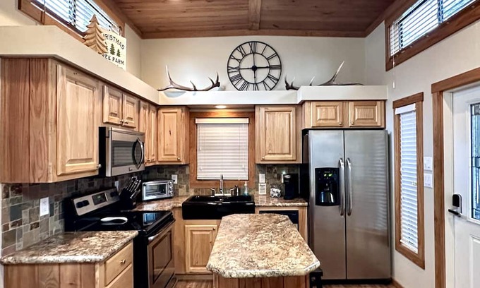 Lindale Cabina | Cozy cabin on the edge of the woods yet close to downtown Lindale.