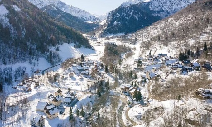 Saint-Colomban-des-Villards Casa | Idyllic Family Retreat: Spacious Apartments with Pool, Sauna & Outdoor Fun