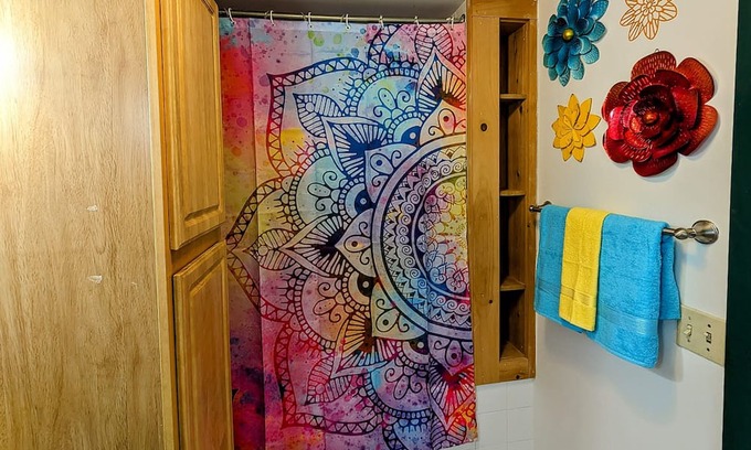 Eastern Vermont Casa | Escape to Lion Rentals: Unwind with Irie Vibes & Vermont Chill