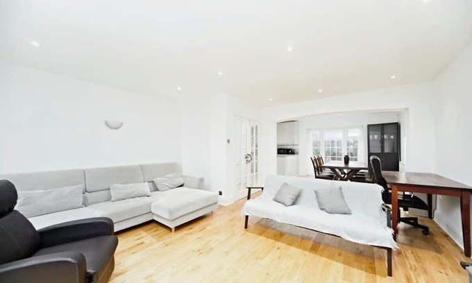 Purley Casa | 5BR Family Home Close to Parks and City Links