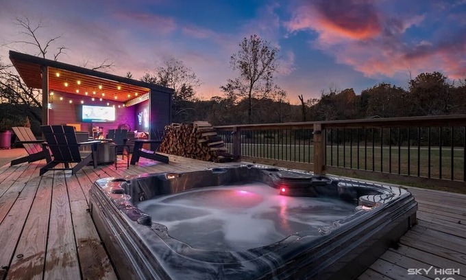 Rogers Cabaña | Creekside Oasis: Pool/Hot Tub | Beaver Lake & DTR