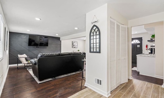 Manchester Casa | Stylish 4-Bedroom Retreat near Pittsburgh's Top Attractions!