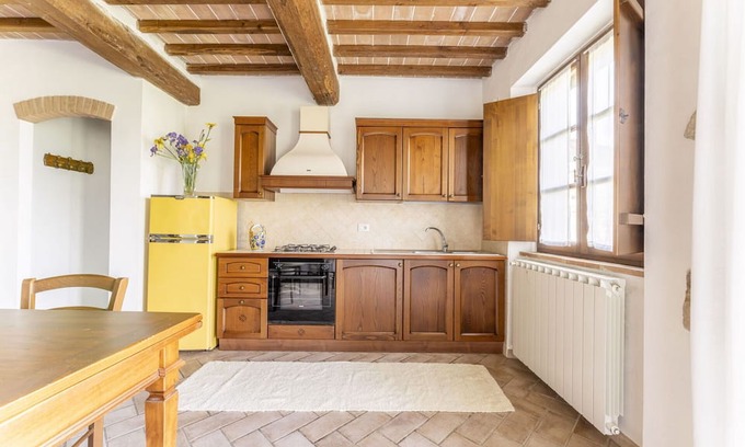 Radicondoli Apartamento | Beautiful apartment for 8 people with pool, WIFI, veranda, panoramic view and parking