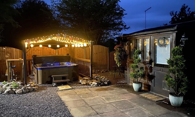 Bridgnorth Cabaña | Little Orchard Stables is a Hot Tub getaway in beautiful Shropshire countryside