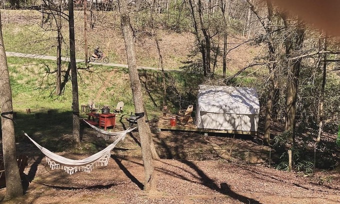 Unaka Alquiler De RV | Sticks Creekside Living but close to all the breweries and The BlueRidge Rails.