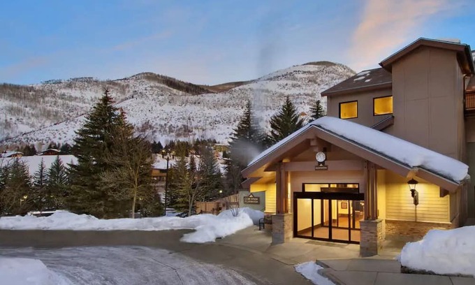 Highland Meadows Complejo | Thanksgiving Weekend Getaway at Marriott's Streamside Birch Resort in Vail CO