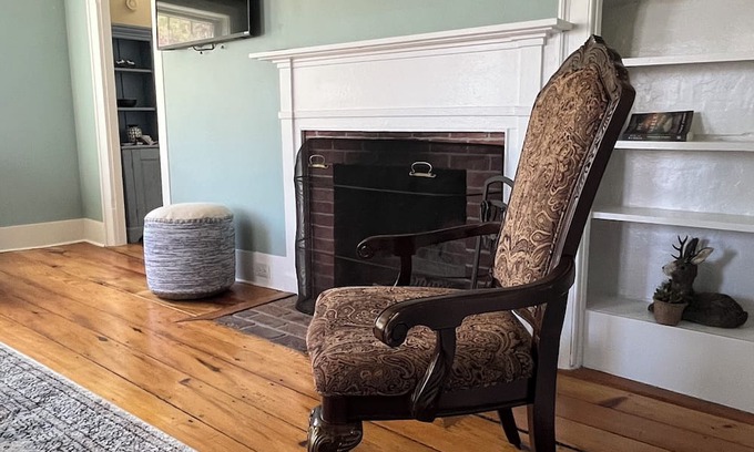 Alfred Otro | Charming Farm House "Roxy's Place" near lakes&beaches, Hot Tub Retreat!