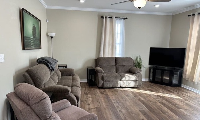 Greenwood Casa | Charming 50's Cottage on Main St.
