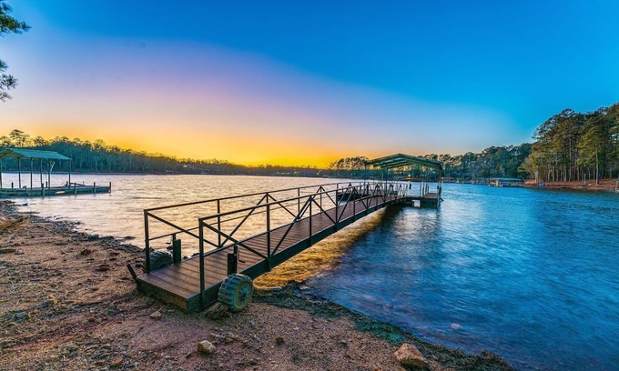 Hartwell Casa | The Elm Cottage - Amazing Lakehouse