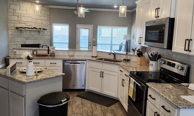 Hewitt Casa | Spacious 4 bedroom 3 baths