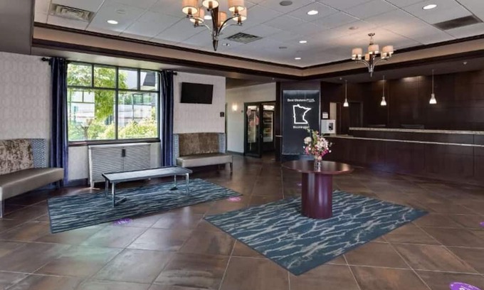South Loop Casa | Bloomington Bliss: Elegant Stay with Free Wi-Fi & Breakfast Included