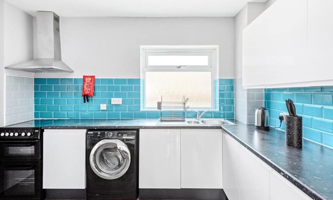 Severn Beach Casa | 4BR Contractor Pad -70 INCH TV! & Free Van Parking