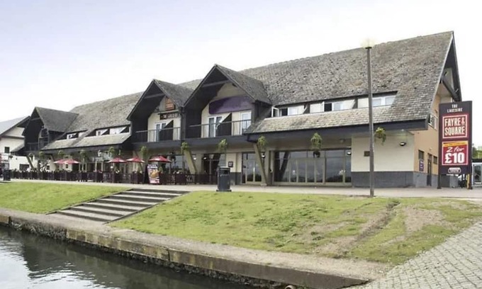 Willen Hotel | OYO Lakeside Willen Lake Milton Keynes