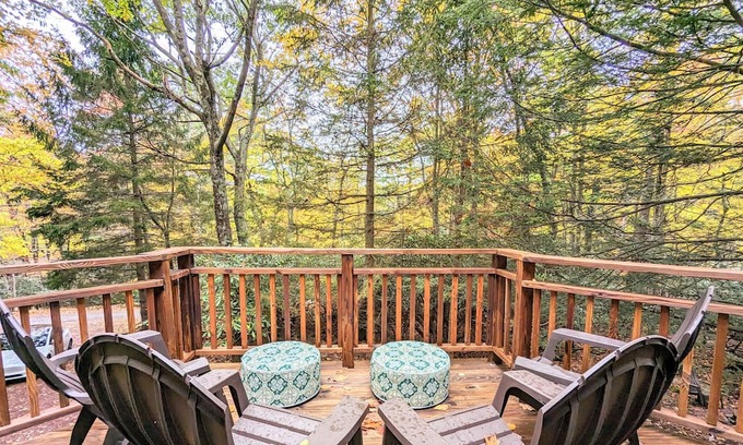 Lake Harmony Estates Casa | Harmony on the Rocks by AvantStay | Spacious Deck, Game Room, Fire Pit