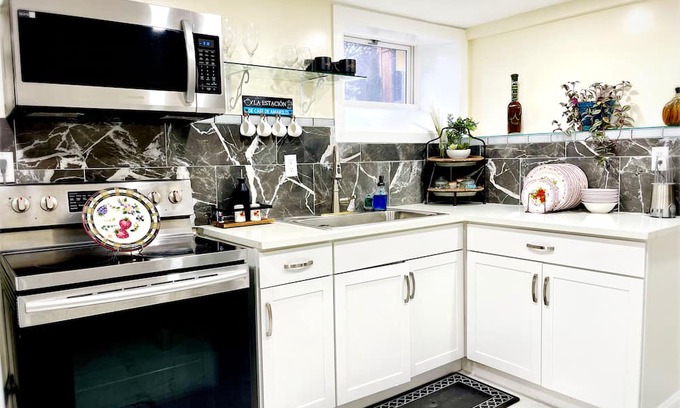 New Hartford Apartamento | Charming Basement Apartment - Heart of New Hartford, NY