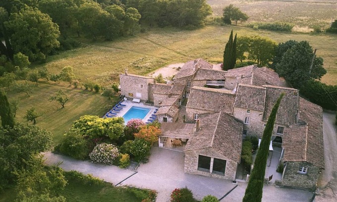Valaurie Casa | Homerez - Spacious house for 4 ppl. with shared pool and terrace at Valaurie