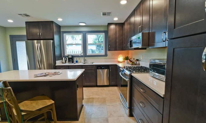 Gretna Casa | Historic Area Gretna 3-bedroom 2-bath home