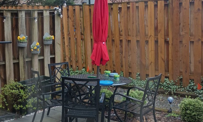 Wheaton Apartamento | Studio apartment with separate entrance below townhome in Wheaton Maryland.