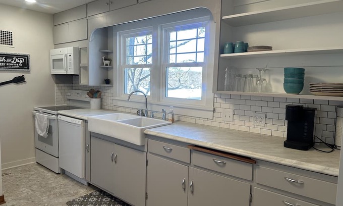 Ozark Casa | Bluebird Bungalow - Cute home in the heart of downtown Ozark!