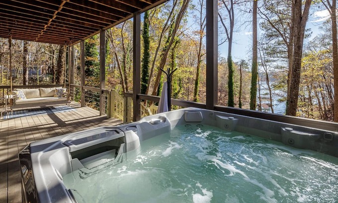 Gainesville Cabina | Luxury Lake Home Retreat on Private 1 Acre lot in Quiet Cove