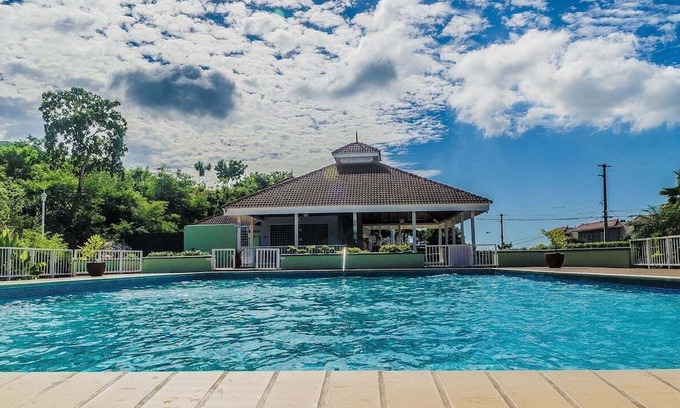 August Town Cabina | Rustic Romantic Retreat in the Mountain - 1 Bedroom in Kingston