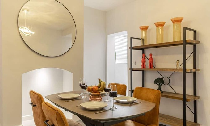 Coalville Casa | Sparkenhoe - Stunning home with garden & parking