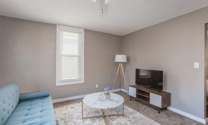 West Central Apartamento | Sleepover: Tidy 1BD/1BA - Downtown Springfield