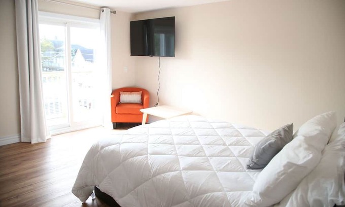 Shelburne Casa | In the heart of Shelburne with beautiful views including the Shelburne Harbour