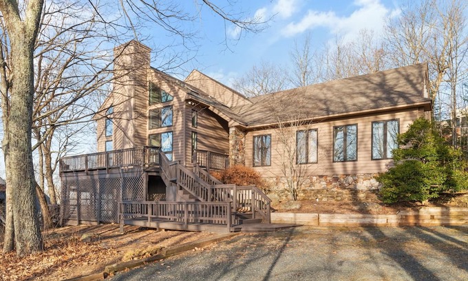 Nellysford Casa | Whispering Elm with Wintergreen Advantage