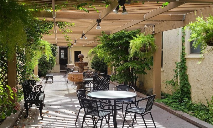Lone Pine Hotel | Historic Dow Hotel