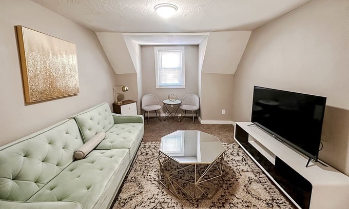 Downtown Springfield Apartamento | Sleepover: Cozy 2BD/1BA - Downtown Springfield