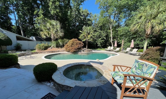 Griffin Casa | House with Pool, Hot Tub, Outdoor Fireplace with TV, able to sleep 18!